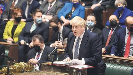 In Not. Boris Johnson steht wegen der Corona-Party in der Kritik. Die jüngsten Vorwürfe dürften seine Lage noch verschärfen, denn jetzt kommt die Queen ins Spiel.