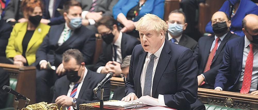 In Not. Boris Johnson steht wegen der Corona-Party in der Kritik. Die jüngsten Vorwürfe dürften seine Lage noch verschärfen, denn jetzt kommt die Queen ins Spiel.