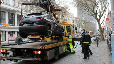 Falschparker wird in der Schloßstraße in Berlin-Steglitz vom Ordnungsamt abgeschleppt.