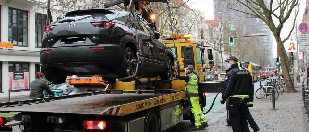 Falschparker wird in der Schloßstraße in Berlin-Steglitz vom Ordnungsamt abgeschleppt.