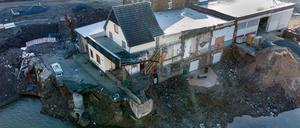 Ruine eines bei der Flut zerstörten Gebäudekomplexes am Ufer der Ahr in Rech (Luftaufnahme mit einer Drohne)
