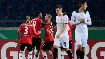 Hannover obenauf. Sebastian Kerk lässt sich nach dem Tor zum 2:0 feiern.