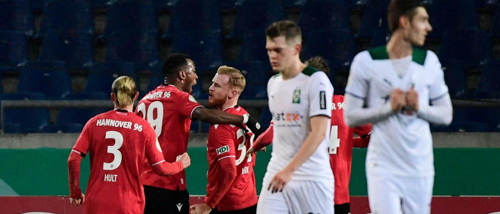 Hannover obenauf. Sebastian Kerk lässt sich nach dem Tor zum 2:0 feiern.