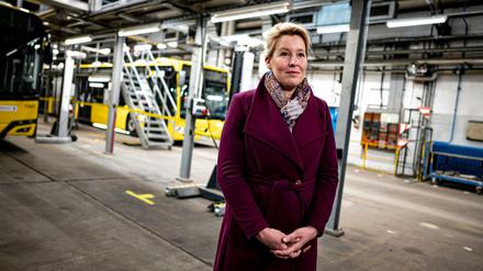 Die Regierende Bürgermeisterin Franziska Giffey (SPD) beim Besuch des Betriebshofs der Berliner Verkehrsbetriebe (BVG).