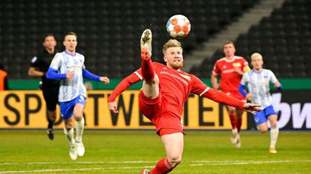 Starke Haltungsnote. Unions Andreas Voglsammer flog artistisch durch Herthas Strafraum und erzielte das frühe 1:0 für Union.