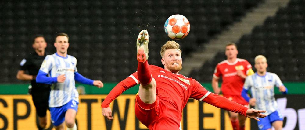 Starke Haltungsnote. Unions Andreas Voglsammer flog artistisch durch Herthas Strafraum und erzielte das frühe 1:0 für Union.