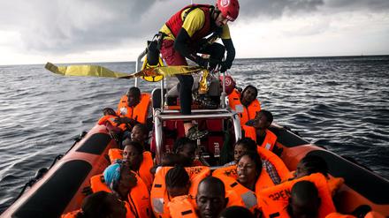 Bergung von Migrant:innen auf dem Mittelmeer - hier durch die spanische Organisation Open Arms. Auch wer den nächsten sicheren Hafen erreicht, wird lange - oder gar nicht - von einem EU-Land in ein Verfahren übernommen.