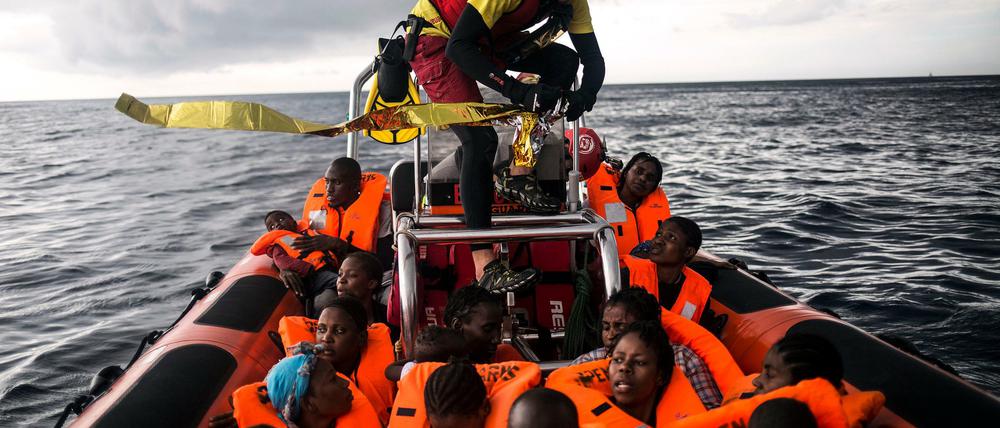 Bergung von Migrant:innen auf dem Mittelmeer - hier durch die spanische Organisation Open Arms. Auch wer den nächsten sicheren Hafen erreicht, wird lange - oder gar nicht - von einem EU-Land in ein Verfahren übernommen.