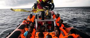 Bergung von Migrant:innen auf dem Mittelmeer - hier durch die spanische Organisation Open Arms. Auch wer den nächsten sicheren Hafen erreicht, wird lange - oder gar nicht - von einem EU-Land in ein Verfahren übernommen.
