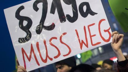 Ein Paragraf soll weg, fordert die Demonstrantin. Bald ist es so weit.