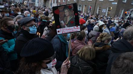 In Dublin nahmen viele Menschen an einer Mahnwache für eine ermordete Frau teil, die beim Joggen entlang des Grand Canal in Tullamore getötet wurde.