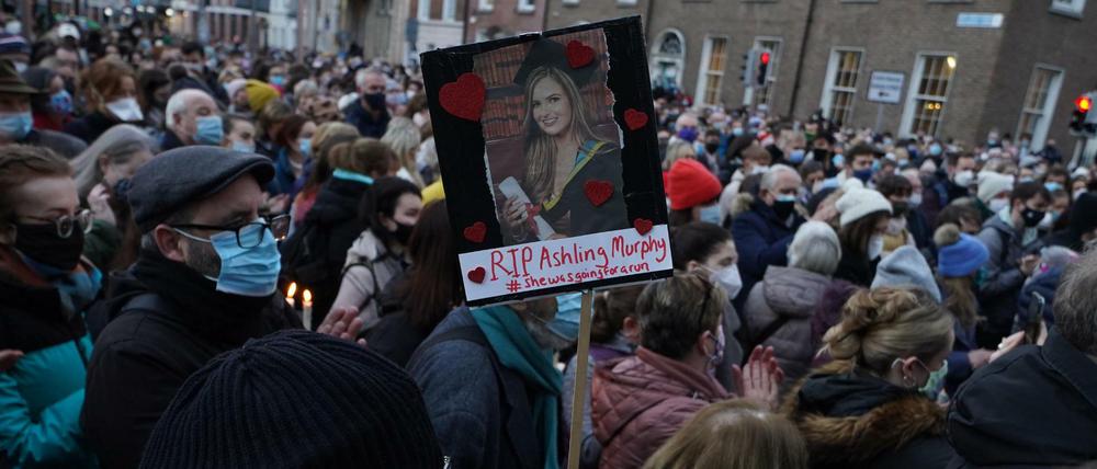 In Dublin nahmen viele Menschen an einer Mahnwache für eine ermordete Frau teil, die beim Joggen entlang des Grand Canal in Tullamore getötet wurde.