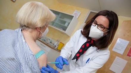 Ein Frau wird gegen das Coronavirus geimpft. 