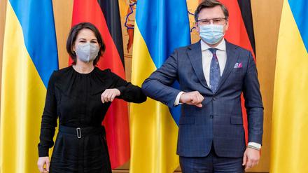 Die neue Bundesaußenministerin Annalena Baerbock (Die Grünen) traf am Montag ihren ukrainischen Kollegen Dmytro Kuleba in Kiew.