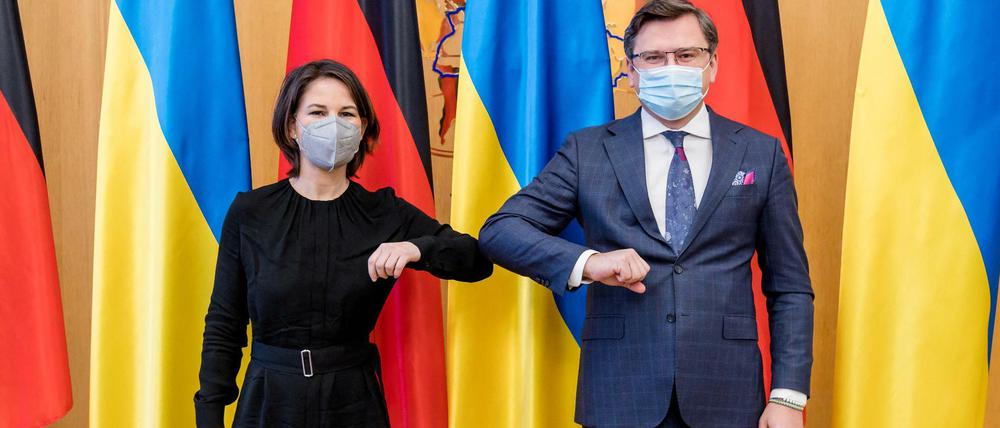 Die neue Bundesaußenministerin Annalena Baerbock (Die Grünen) traf am Montag ihren ukrainischen Kollegen Dmytro Kuleba in Kiew.