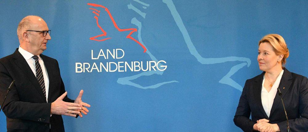 Franziska Giffey, Regierende Bürgermeisterin von Berlin, und Dietmar Woidke, Brandenburger Ministerpräsident, (beide SPD) am Montag in Potsdam.