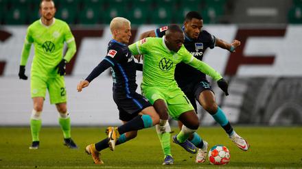 Herthas Santiago Ascacibar (li.) und Myziane Maolida im Zweikampf mit Jerome Roussillon vom VfL Wolfsburg.