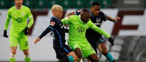 Herthas Santiago Ascacibar (li.) und Myziane Maolida im Zweikampf mit Jerome Roussillon vom VfL Wolfsburg.