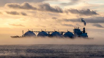 LNG-Frachter bringen auch derzeit Flüssiggas über den Atlantik, um Engpässe auszugleichen.