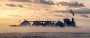 LNG-Frachter bringen auch derzeit Flüssiggas über den Atlantik, um Engpässe auszugleichen.