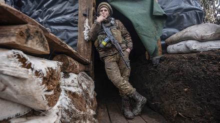 Ein ukrainischer Soldat in einem Schützengraben an der Trennlinie zu den pro-russischen Rebellen in der Region Donezk