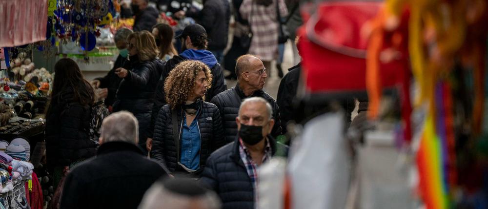 Tel Aviv: Menschen, einige mit, einige ohne Mund-Nasen-Schutz, kaufen auf dem Markt ein.