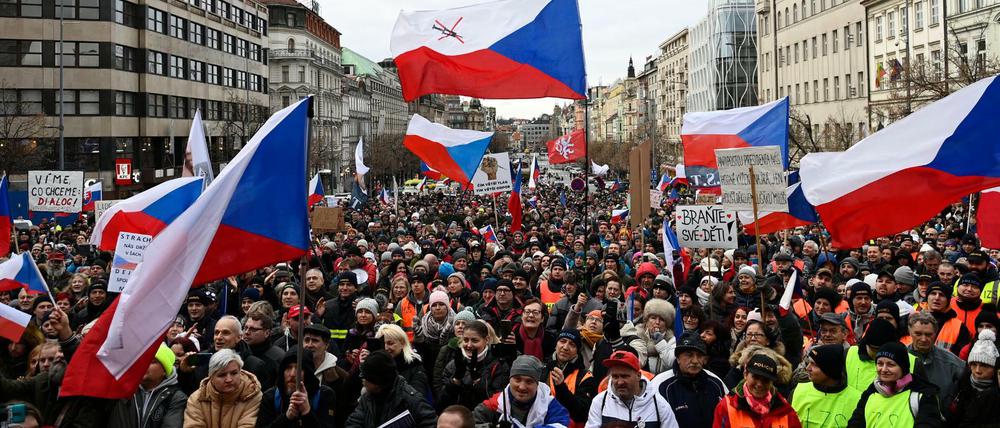 Protestteilnehmer bei einer Demonstration in Prag gegen die Corona-Maßnahmen der Regierung. Keiner der Abgebildeten Personen trägt einen Mund-Nasen-Schutz.