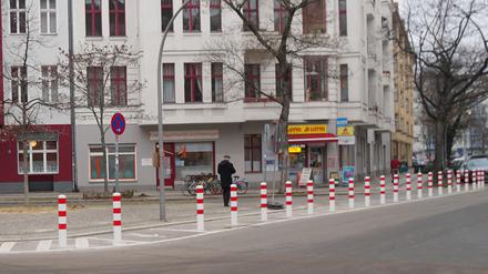 Zum Schutz vor Falschparkern eng nebeneinander stehende Poller vor Gründerzeitbauten am Horstweg in Berlin-Charlottenburg.