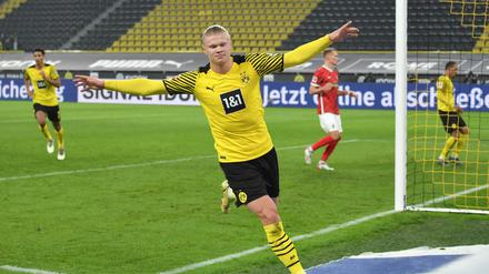 Erling Haaland ist nach dem Spiel trotz des Sieges über Freiburg und seiner zwei Treffer nicht zum Jubeln zumute.