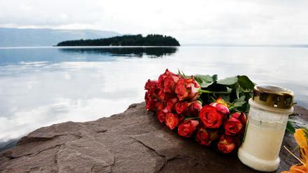 Blumen und Kerzen erinnern an die Opfer des rechtsextremen Anschlags unter anderem auf der Insel Utoya.
