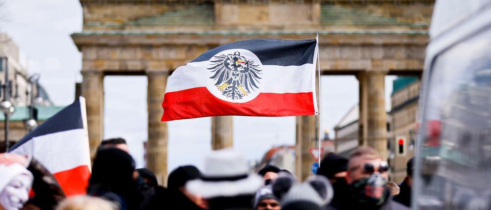 Teilnehmer an einer Demonstration von Rechtsextremisten und Reichsbürgern vor dem Brandenburger Tor.