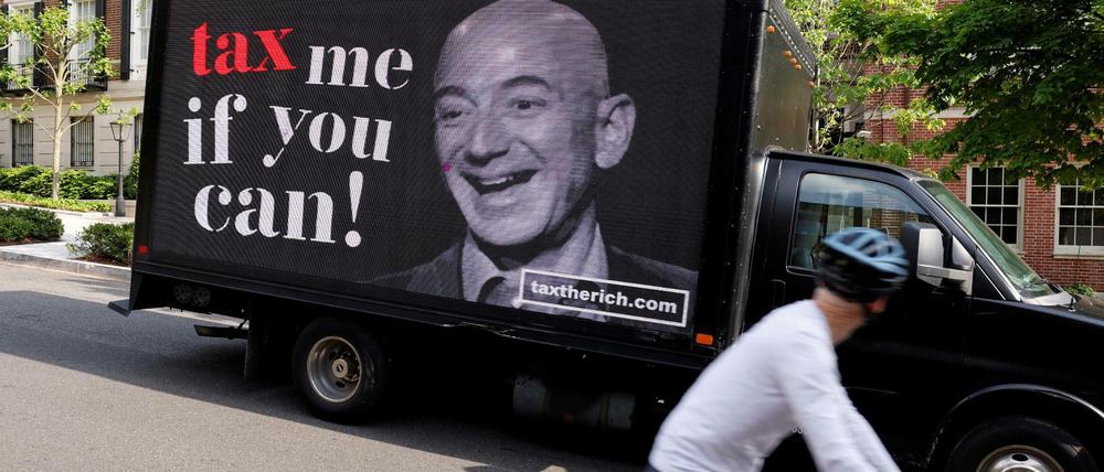 Aufforderung an Amazon-Gründer Jeff Bezos, mehr Steuern zu zahlen in Washington (Archivbild vom Mai 2021)