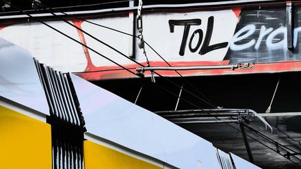 Toleranzproblem. Am Alex rammte ein Tramfahrer ein Taxi.