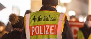 Die Polizei hat es auf Corona-Demos mit immer mehr Radikalisierung zu tun.