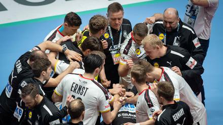 Die deutschen Handballer wollen trotz zahlreicher Coronafälle die EM durchziehen. Vom ursprünglichen Kader sind lediglich fünf Spieler verblieben.