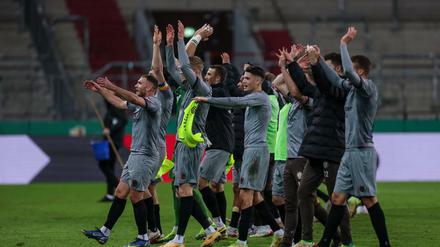 Die Profis des FC St. Pauli feiern den Pokalerfolg gegen Borussia Dortmund.