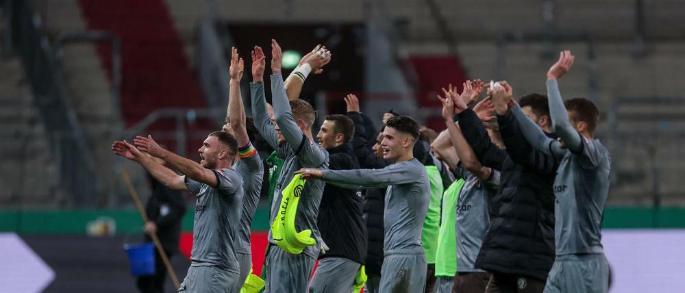 Die Profis des FC St. Pauli feiern den Pokalerfolg gegen Borussia Dortmund.