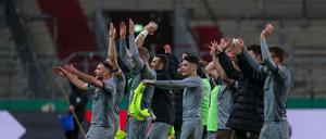 Die Profis des FC St. Pauli feiern den Pokalerfolg gegen Borussia Dortmund.