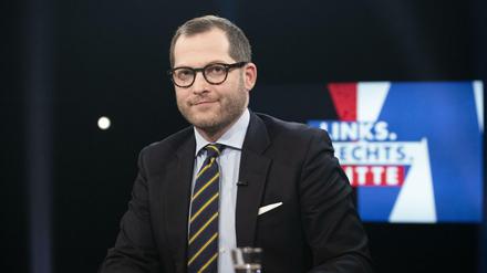 Ganz bei sich. Der frühere "Bild"-Chefredakteur Julian Reichelt war in der "Talkrunde «Links. Rechts. Mitte - Das Duell der Meinungsmacher" im österreichischen Fernsehsender Servus TV zu Gast. Es war Reichelts erster TV-Auftritt seit dem Abgang bei "Bild" Mitte Oktober 2021.
