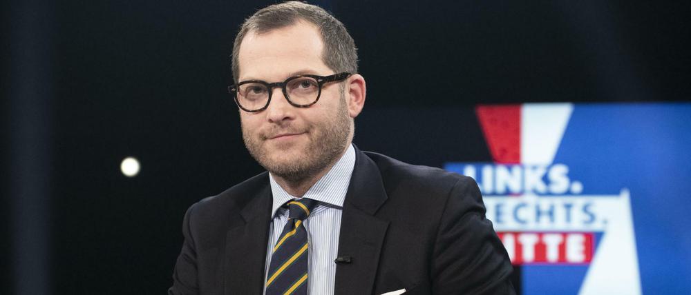 Ganz bei sich. Der frühere "Bild"-Chefredakteur Julian Reichelt war in der "Talkrunde «Links. Rechts. Mitte - Das Duell der Meinungsmacher" im österreichischen Fernsehsender Servus TV zu Gast. Es war Reichelts erster TV-Auftritt seit dem Abgang bei "Bild" Mitte Oktober 2021.