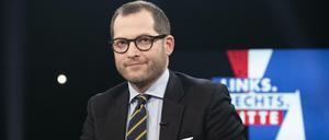 Ganz bei sich. Der frühere "Bild"-Chefredakteur Julian Reichelt war in der "Talkrunde «Links. Rechts. Mitte - Das Duell der Meinungsmacher" im österreichischen Fernsehsender Servus TV zu Gast. Es war Reichelts erster TV-Auftritt seit dem Abgang bei "Bild" Mitte Oktober 2021.