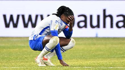 Hertha Gemütszustand nach der Derby-Niederlage in einem Bild. Kapitän Boyata musste erst einmal in die Hocke gehen.