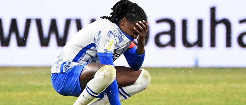 Hertha Gemütszustand nach der Derby-Niederlage in einem Bild. Kapitän Boyata musste erst einmal in die Hocke gehen.
