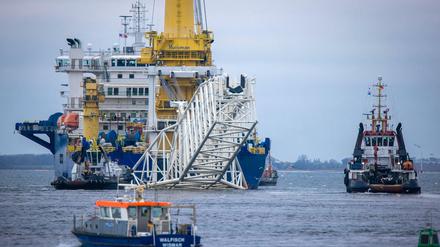 Das russische Rohr-Verlegeschiff "Akademik Tscherski" verlässt den Seehafen Richtung Ostsee. 