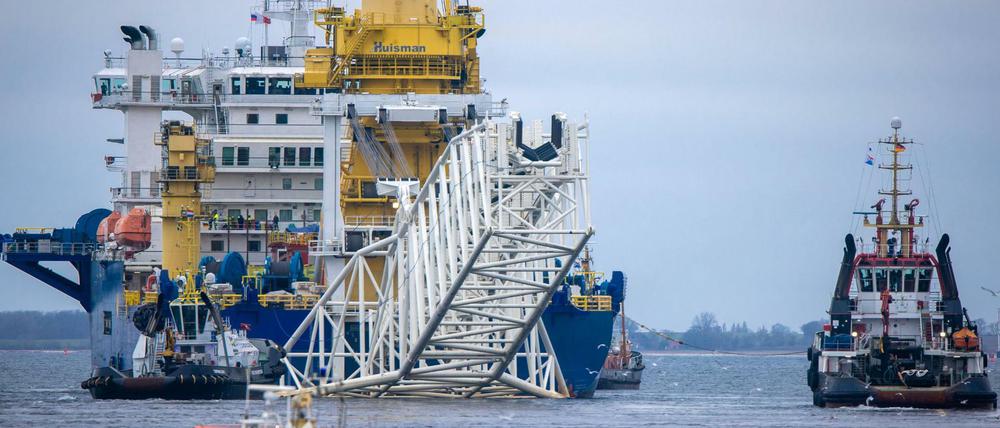 Das russische Rohr-Verlegeschiff "Akademik Tscherski" verlässt den Seehafen Richtung Ostsee.