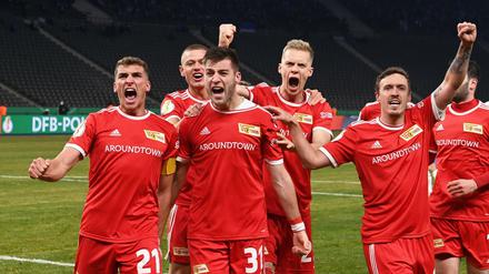 Zum Schreien. Die Profis des 1. FC Union bejubeln das zwischenzeitliche 3:1 durch Robin Knoche (vorne, 2. von links).