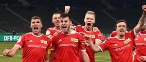 Zum Schreien. Die Profis des 1. FC Union bejubeln das zwischenzeitliche 3:1 durch Robin Knoche (vorne, 2. von links).