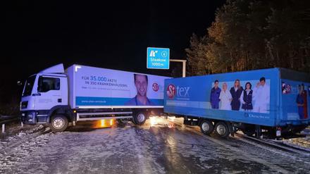 Ein Lastwagen steht auf der A13 quer. Die Autobahn Richtung Dresden war deshalb rund vier Stunden komplett blockiert.