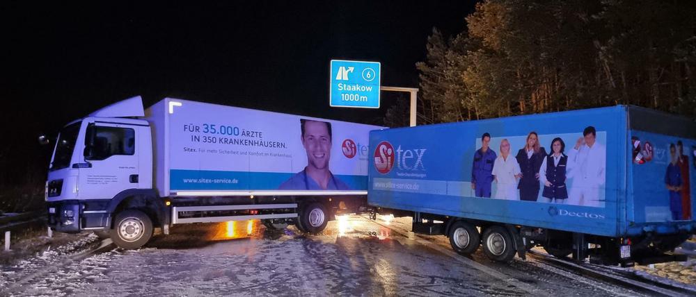 Ein Lastwagen steht auf der A13 quer. Die Autobahn Richtung Dresden war deshalb rund vier Stunden komplett blockiert.