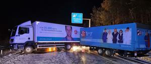 Ein Lastwagen steht auf der A13 quer. Die Autobahn Richtung Dresden war deshalb rund vier Stunden komplett blockiert.